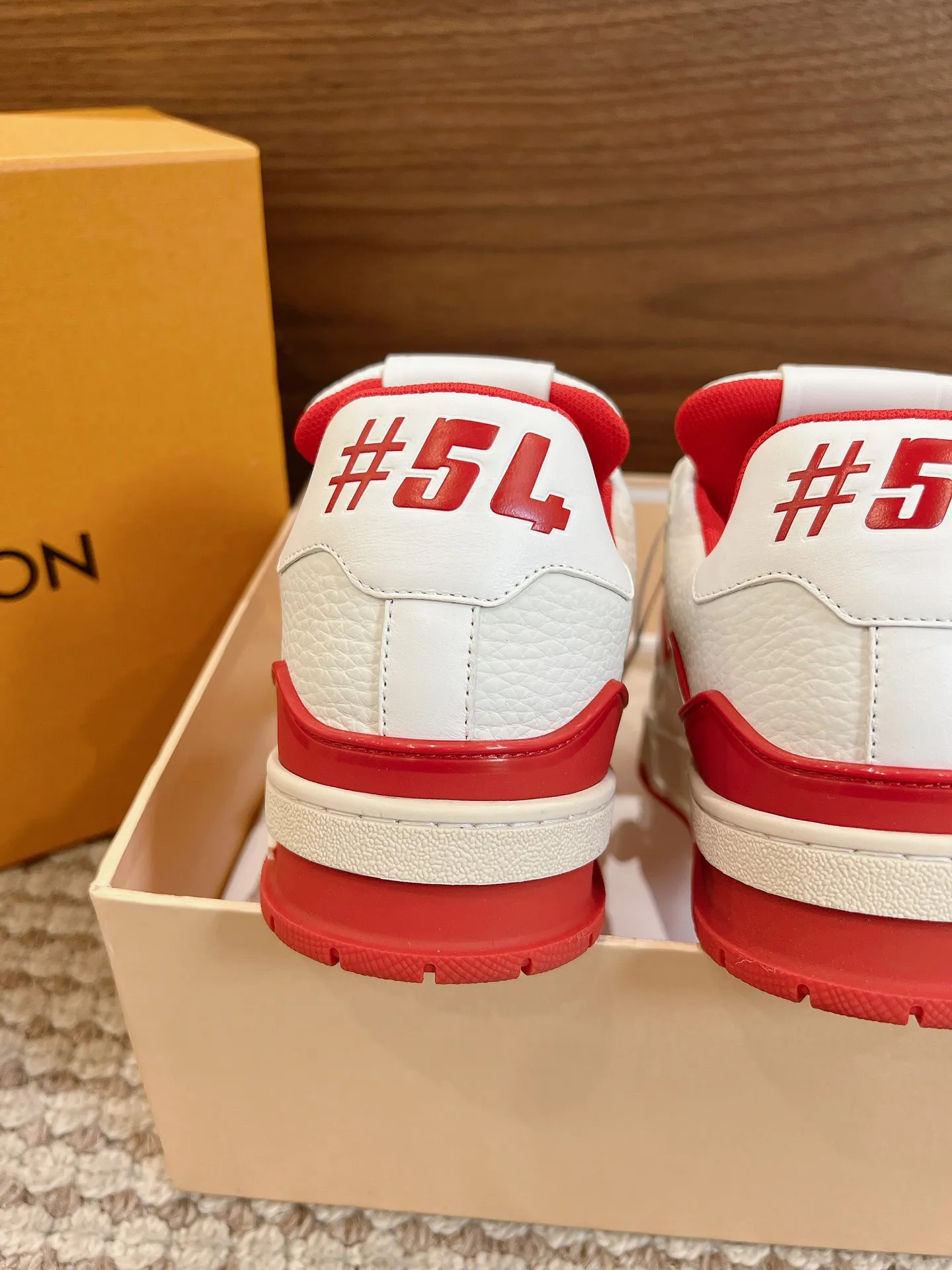 👟👟Ex-factory price 840👟👟 Dongguan high-end supply top version LV-Louis Vuitton 2022 catwalk new style, original 1:1 developed replica! ! It is very comfortable to wear on the foot. It is made of fine workmanship. The upper is spliced ​​with calfskin imported from Italy. The side is decorated with the brand's LOGO and signature. The cowhide foot pads are lined with mesh, making the foot feel super comfortable. The original two-color TPU combination outsole is specially provided by the original factory. Packing process: Goodyear stitching and overlocking Size: 35-44 standard size